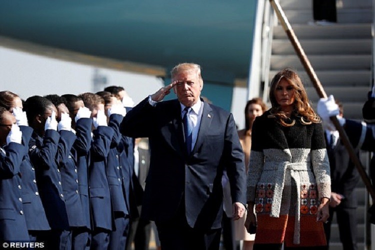 Ngày 5/11,  Tổng thống Donald Trump cùng Đệ nhất phu nhân Melania đã đến Nhật Bản, điểm dừng chân đầu tiên trong chuyến công du Châu Á của nhà lãnh đạo Mỹ. Dù chỉ ở lại hai ngày 5 và 6/11, Tổng thống Trump đã có nhiều hoạt đông tại đất nước mặt trời mọc này. Ảnh: Reuters.